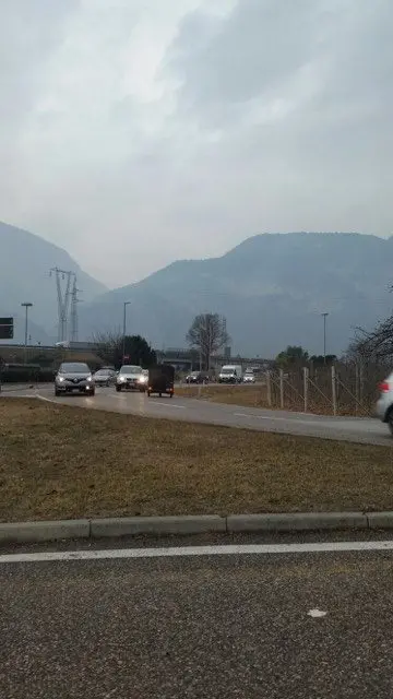 Con l'Ape Car contromano in rotatoria in Via Maccani