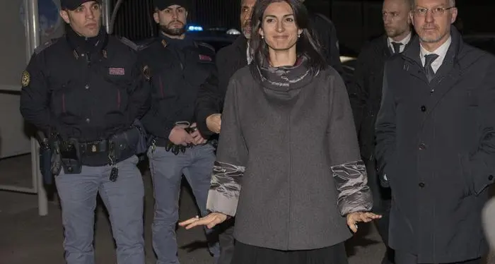 Raggi ai pm: non sapevo della polizza di Romeo