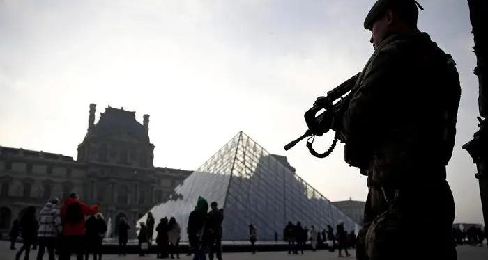 Militare spara e ferisce aggressore vicino al Louvre