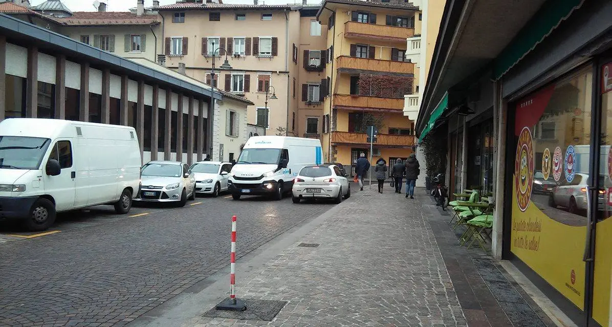 Contromano e sosta selvaggia in via Roggia Grande a Trento