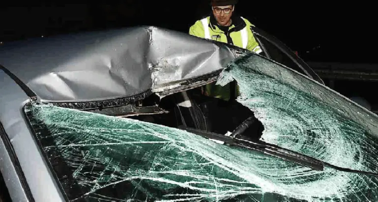 Auto centrata da un masso sulla Fricca Salvo per miracolo un trentenne