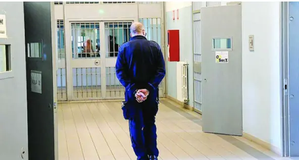 Evade per vedere la ex La sua fuga dura un'ora
