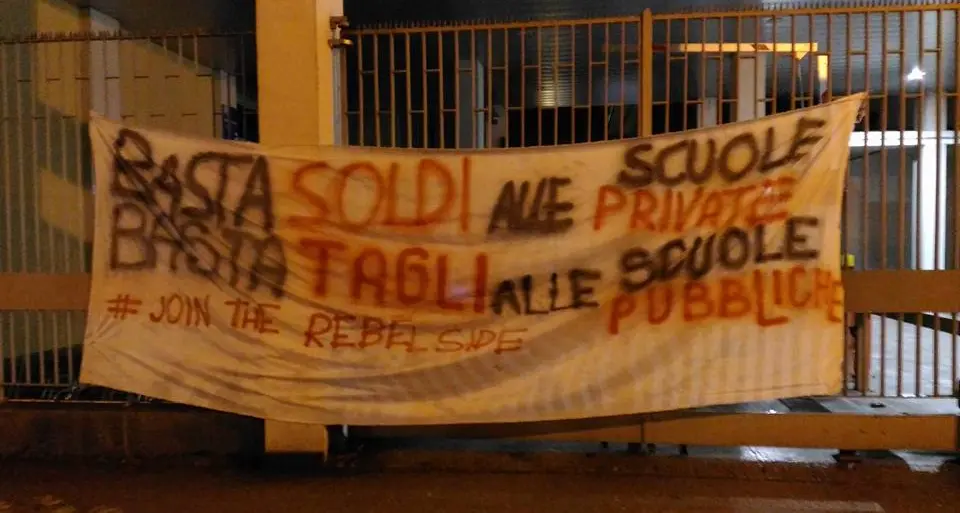 «Basta soldi alle scuole private» Protesta degli studenti - le foto