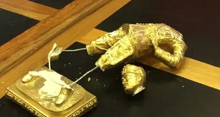 Scontro Eva Klotz-sindaco con la statuetta del duce