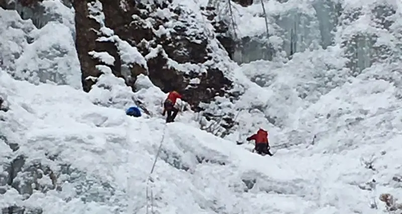 Vola da cascata di ghiaccio Muore una donna di Panchià