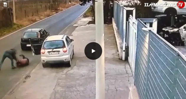 Rapinata automobilista Video shock a Napoli