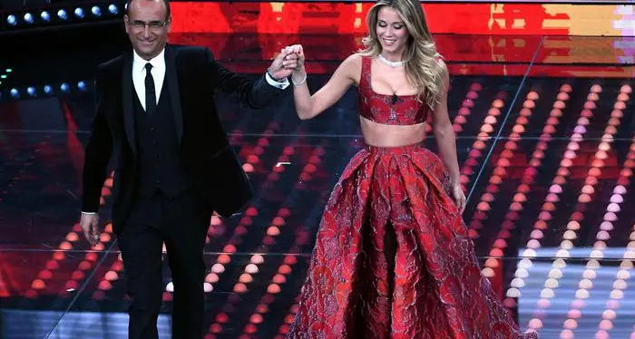 La giornalista Diletta Leotta a Sanremo: lo spacco della gonna e le polemiche