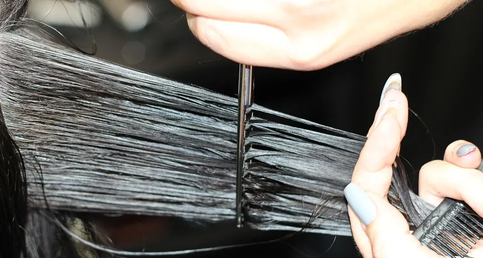 Taglio alla povertà tagliando i capelli