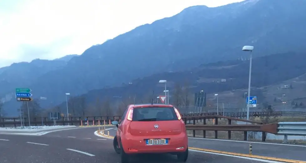 Ancora un contromano alla rotatoria del Marinaio