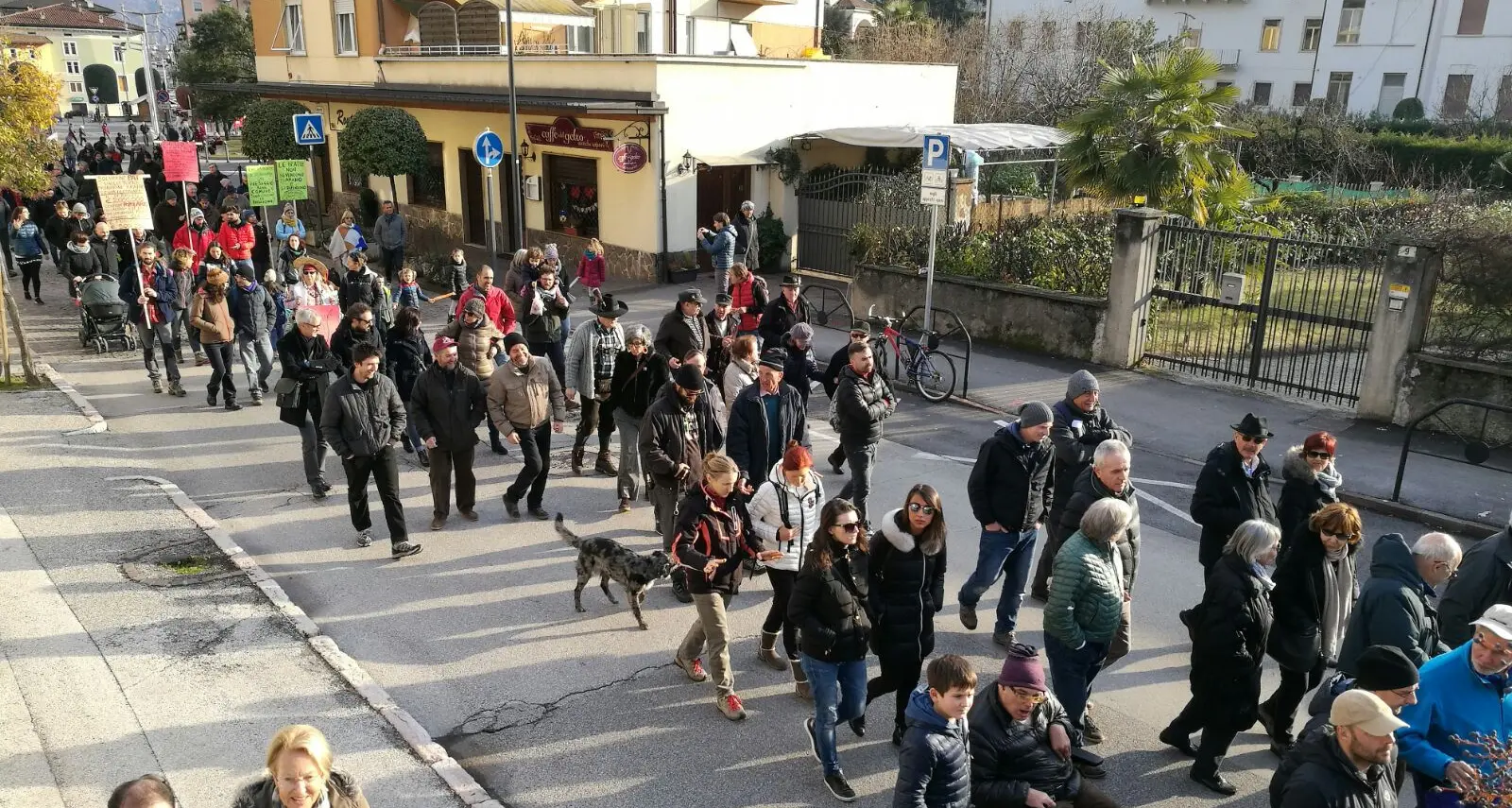 Tribù delle Fratte e comitati sfilano contro il vallotomo