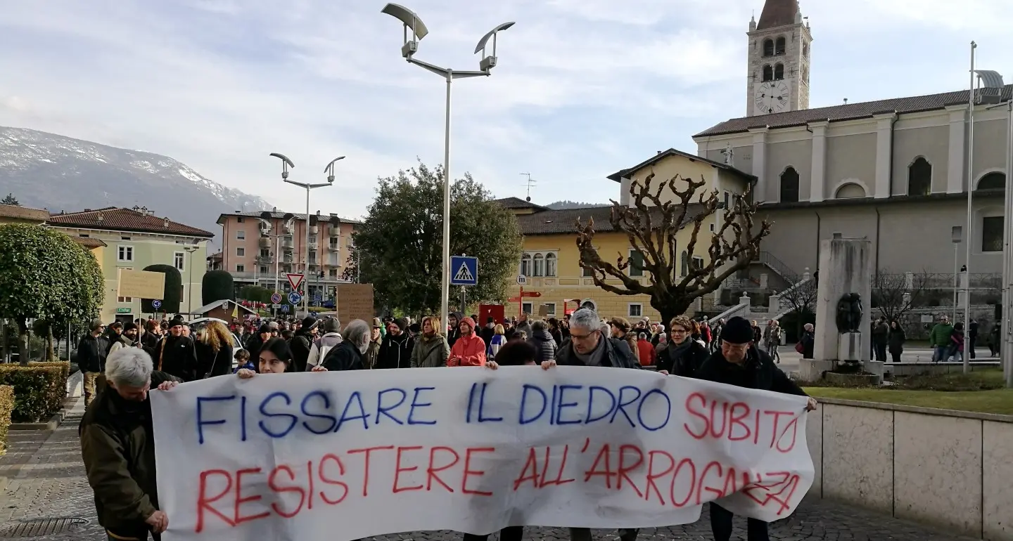 Mori, in piazza contro il vallotomo Residenti, Schützen e anarchici insieme