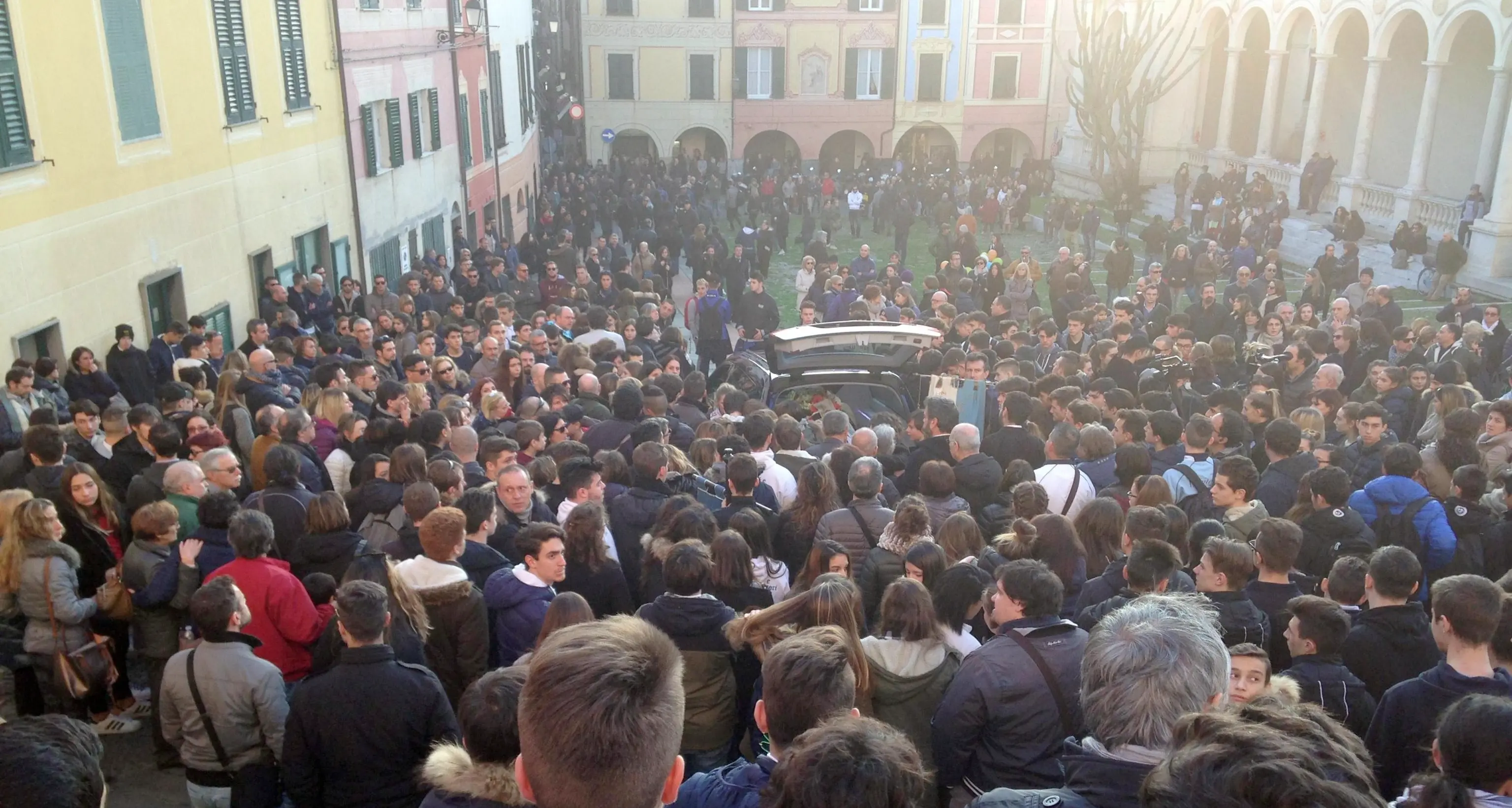 Ragazzo suicida dopo perquisizione della Finanza La madre in chiesa: «Li avevo chiamati io»