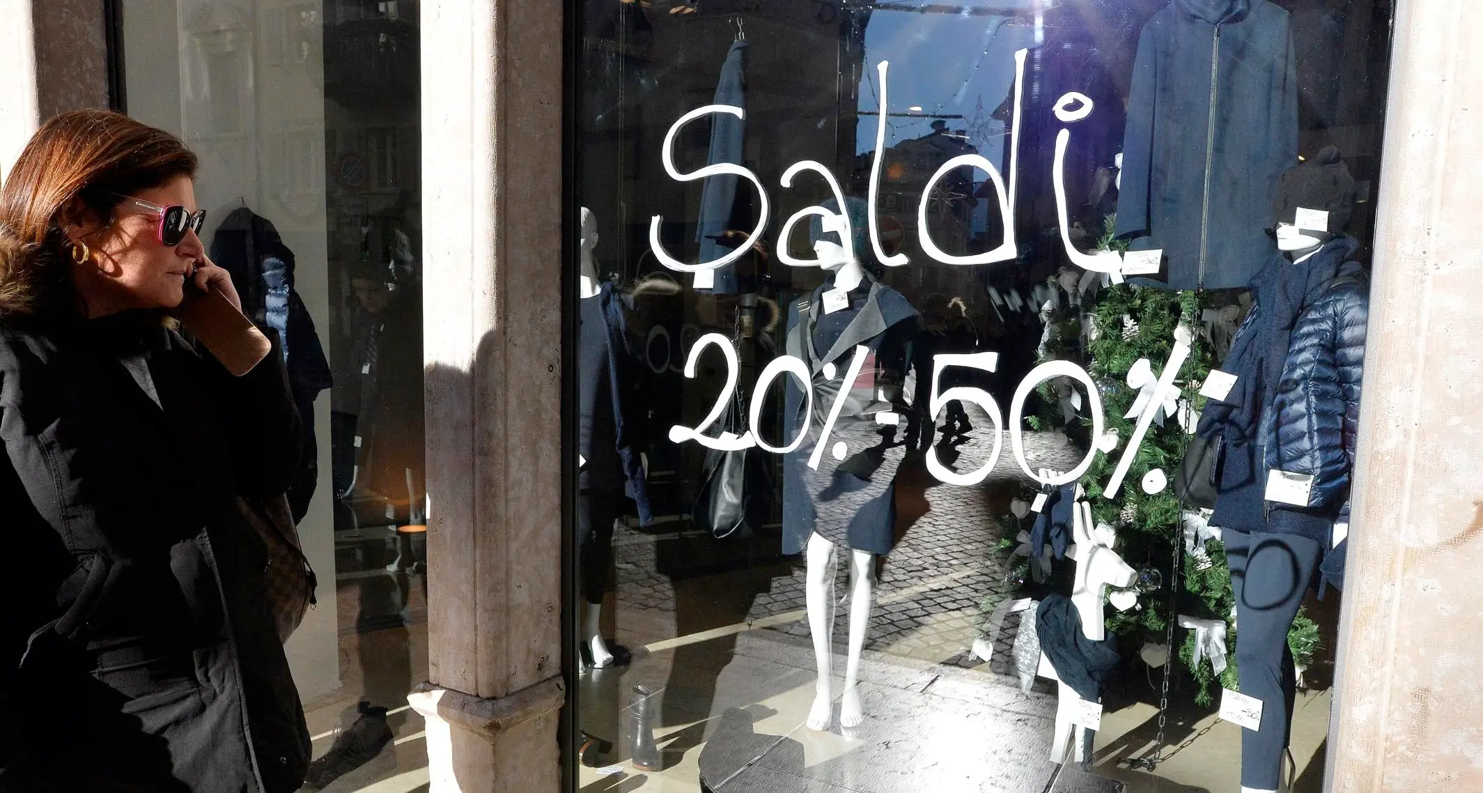 Trento, niente corsa allo sconto: saldi a rilento Gelo e mercatini chiusi, il commercio frena