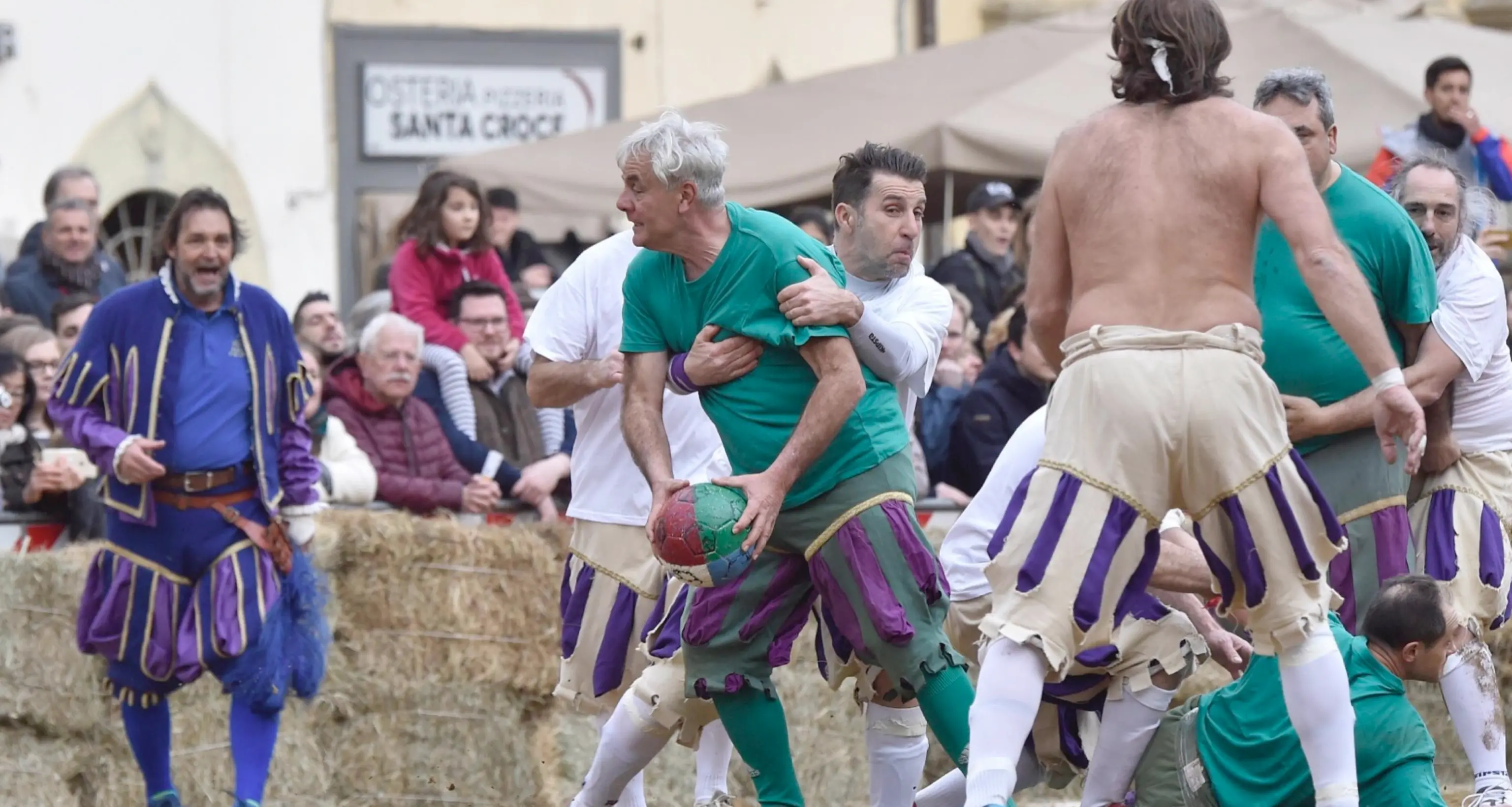 Oggi in piazza Santa Croce a Firenze il calcio storico rievocando l'assedio