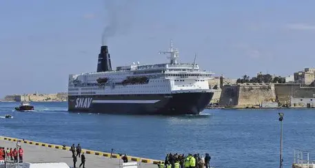In fiamme un traghetto nel porto di Palermo
