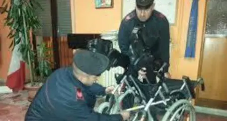 Rubano carrozzella a disabile e la gettano nel torrente Centa