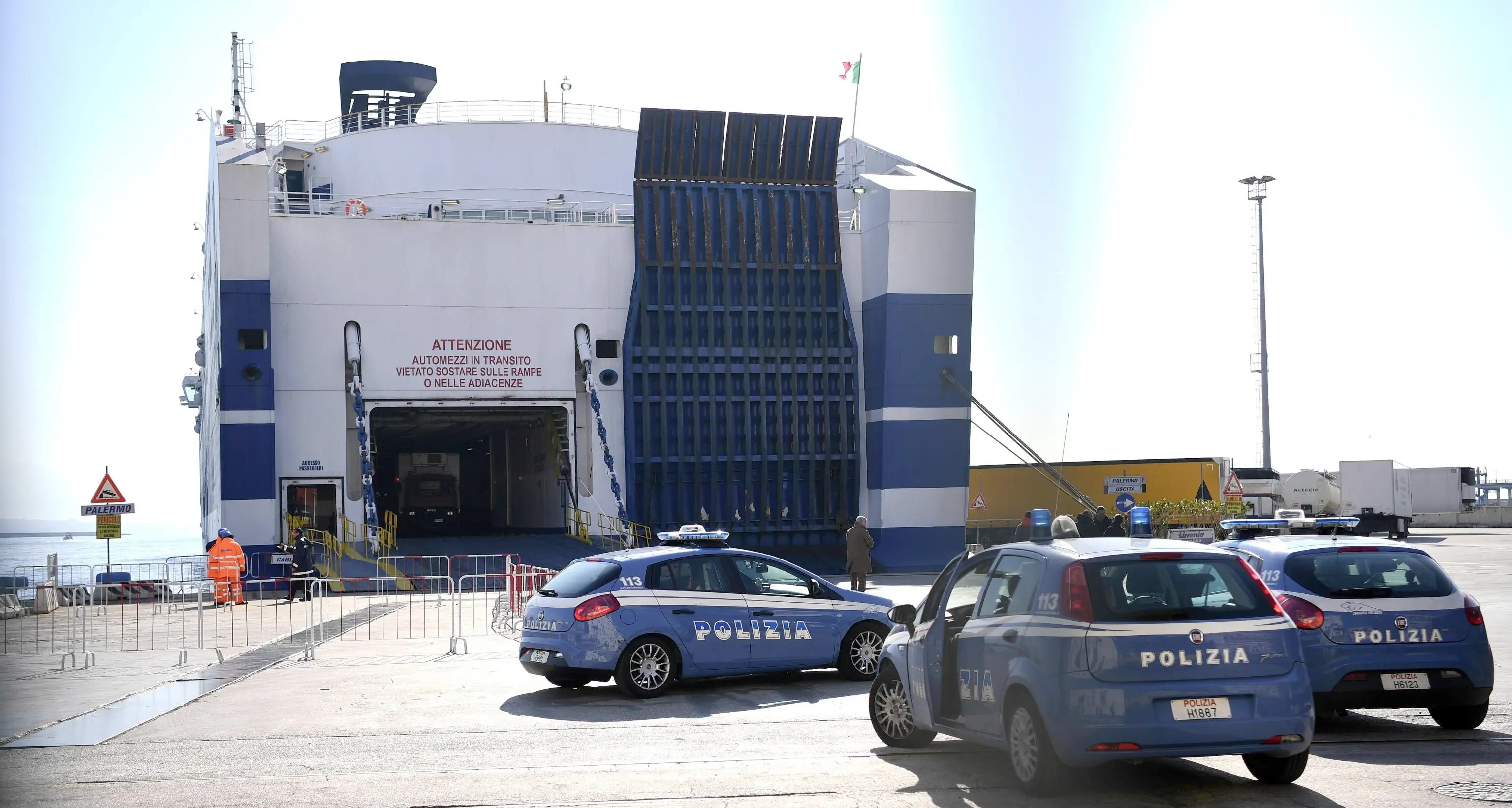 Stranieri espulsi si scatenano con i furti in un traghetto