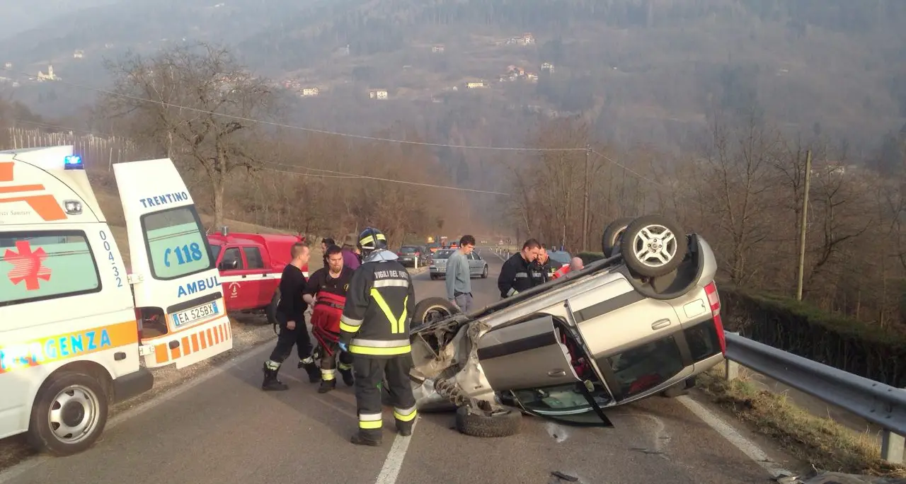 L'auto si ribalta Ferita una donna