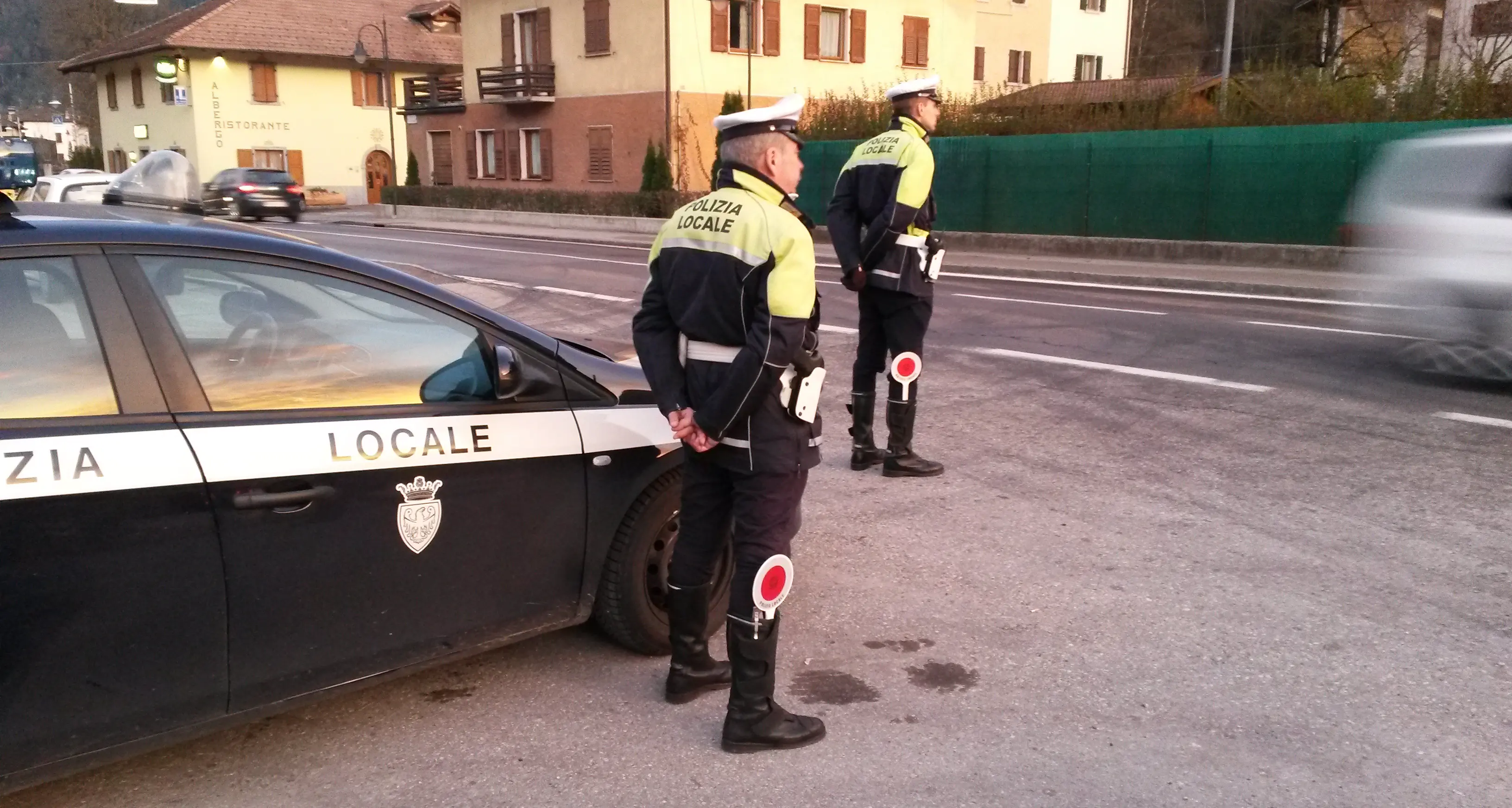 Guida con la patente falsa Scatta la denuncia