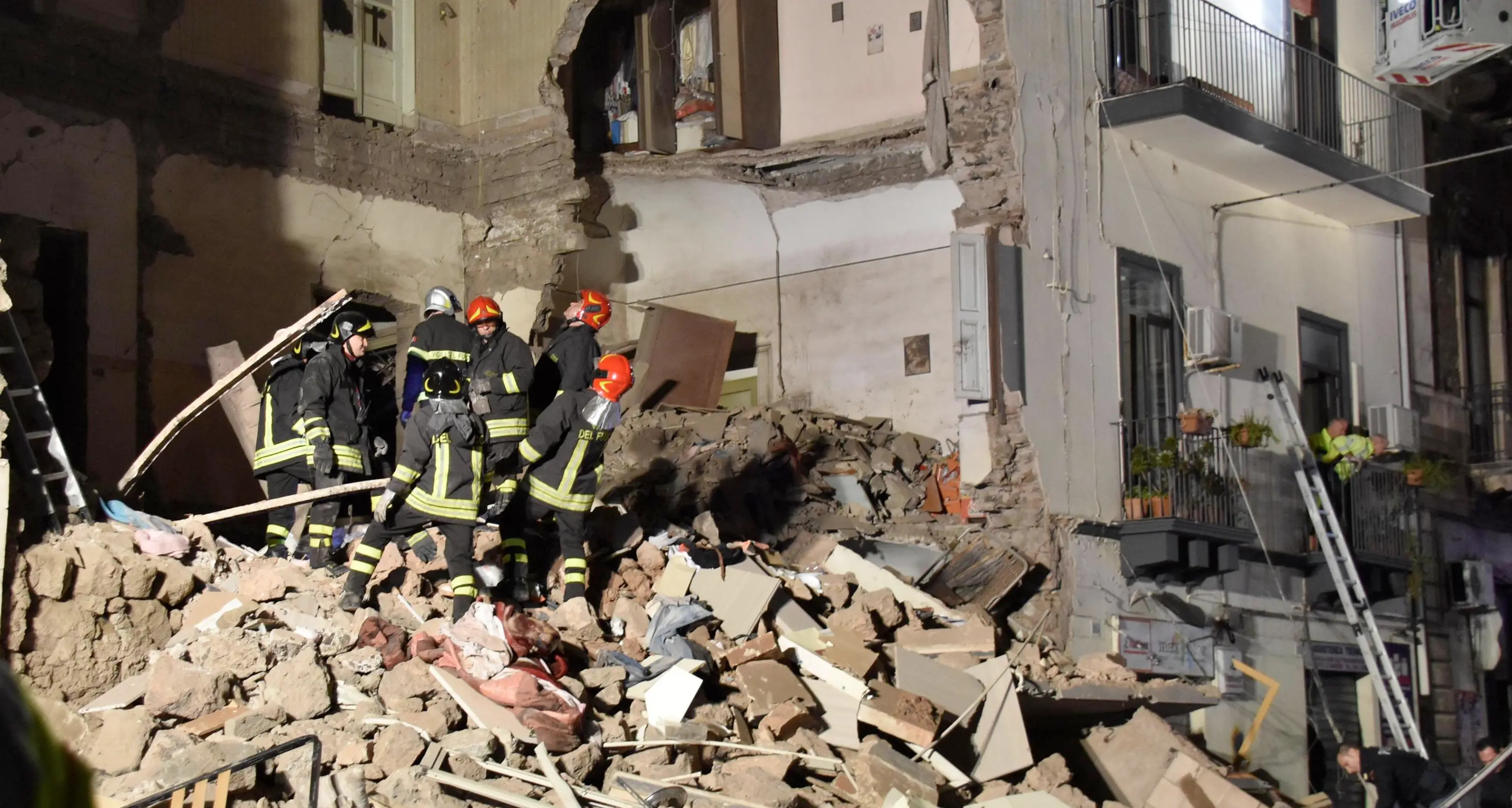 Crolla una palazzina Morta un'anziana