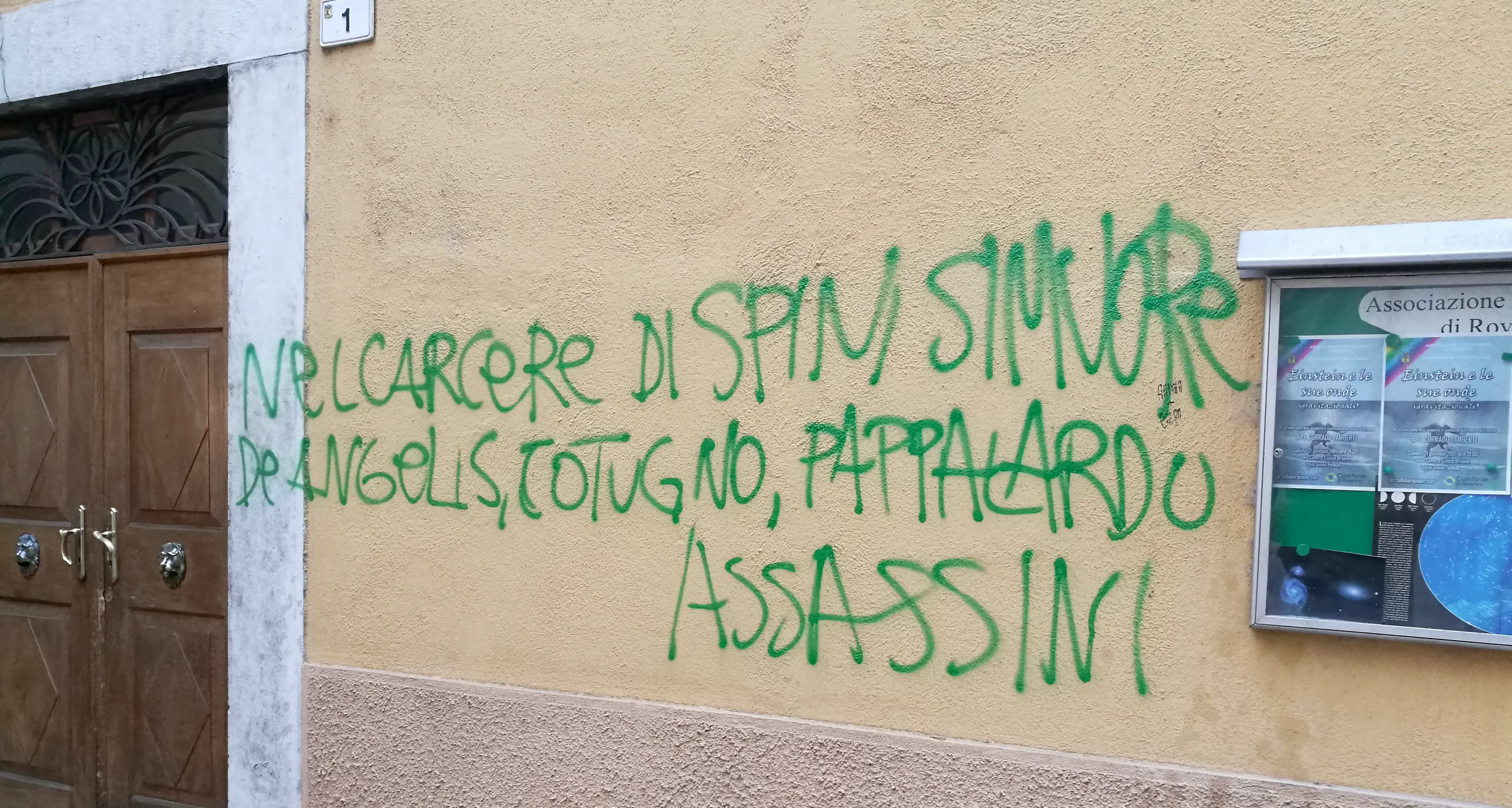 Muri e sponde imbrattati con scritte anti-sistema