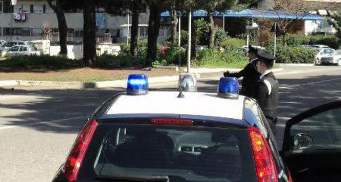 Ruba un giaccone, fermato da un vigile fuori servizio e dai carabinieri