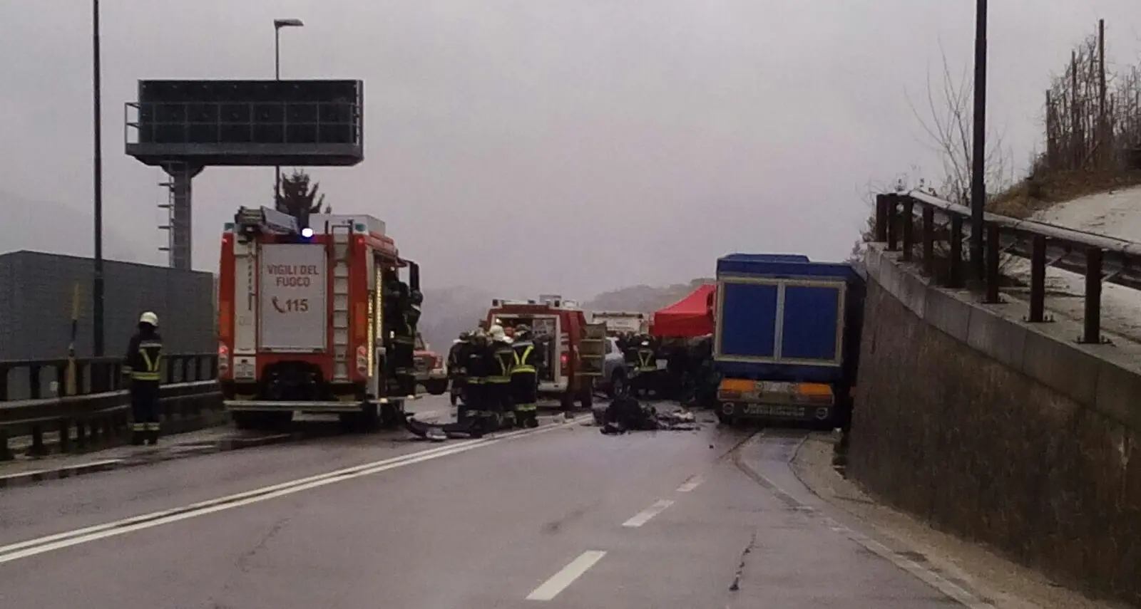I pompieri: «Non fermatevi a filmare gli incidenti»
