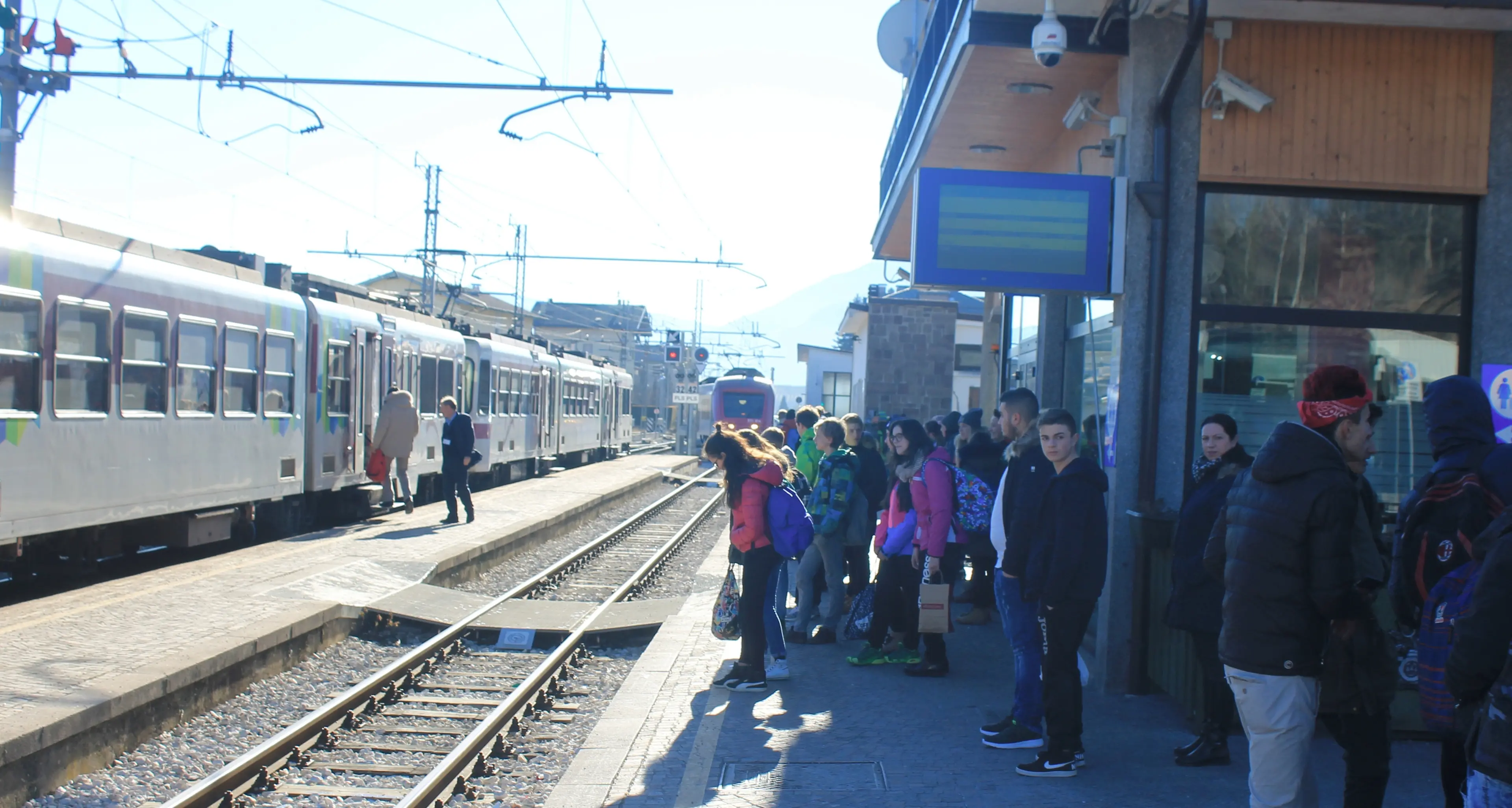 Cles, anziana gettata a terra da orda di studenti in stazione