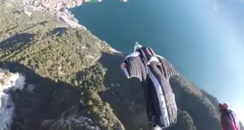 In volo con la tuta alare sopra Riva del Garda -Video