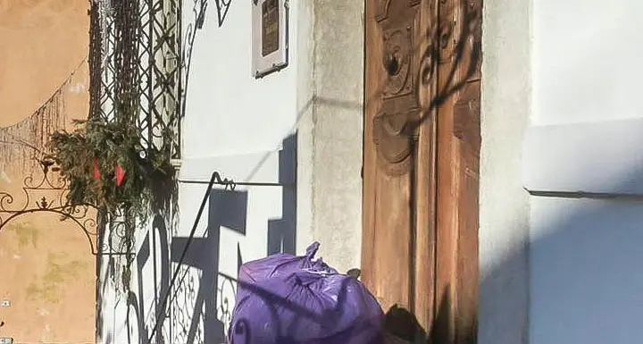 La differenziata «sotto chiave»: proteste Negoziante lascia i sacchi in municipio