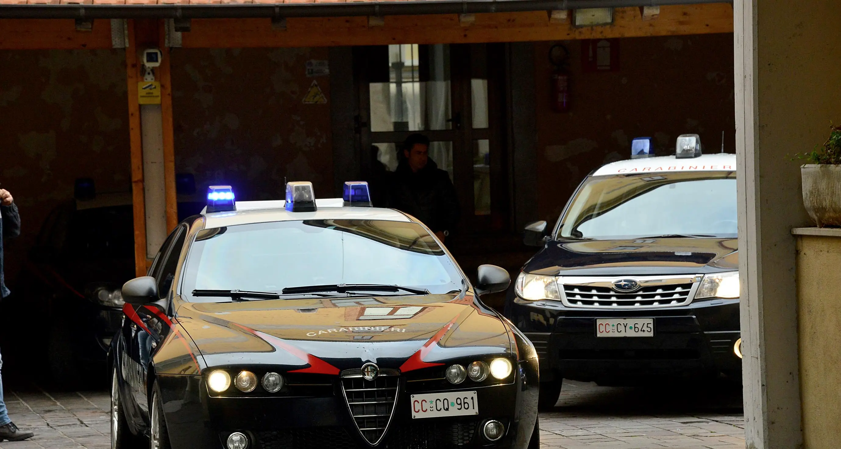 Lite tra insegnanti a scuola Colpisce la collega con le forbici