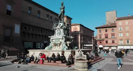 Facebook blocca la foto di Nettuno ma poi si corregge