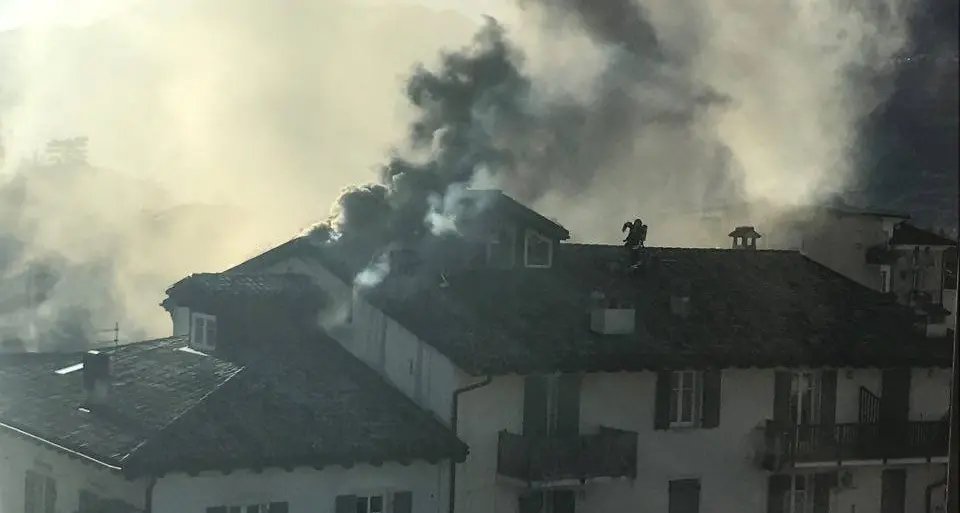 Tetto in fiamme in centro a Rovereto