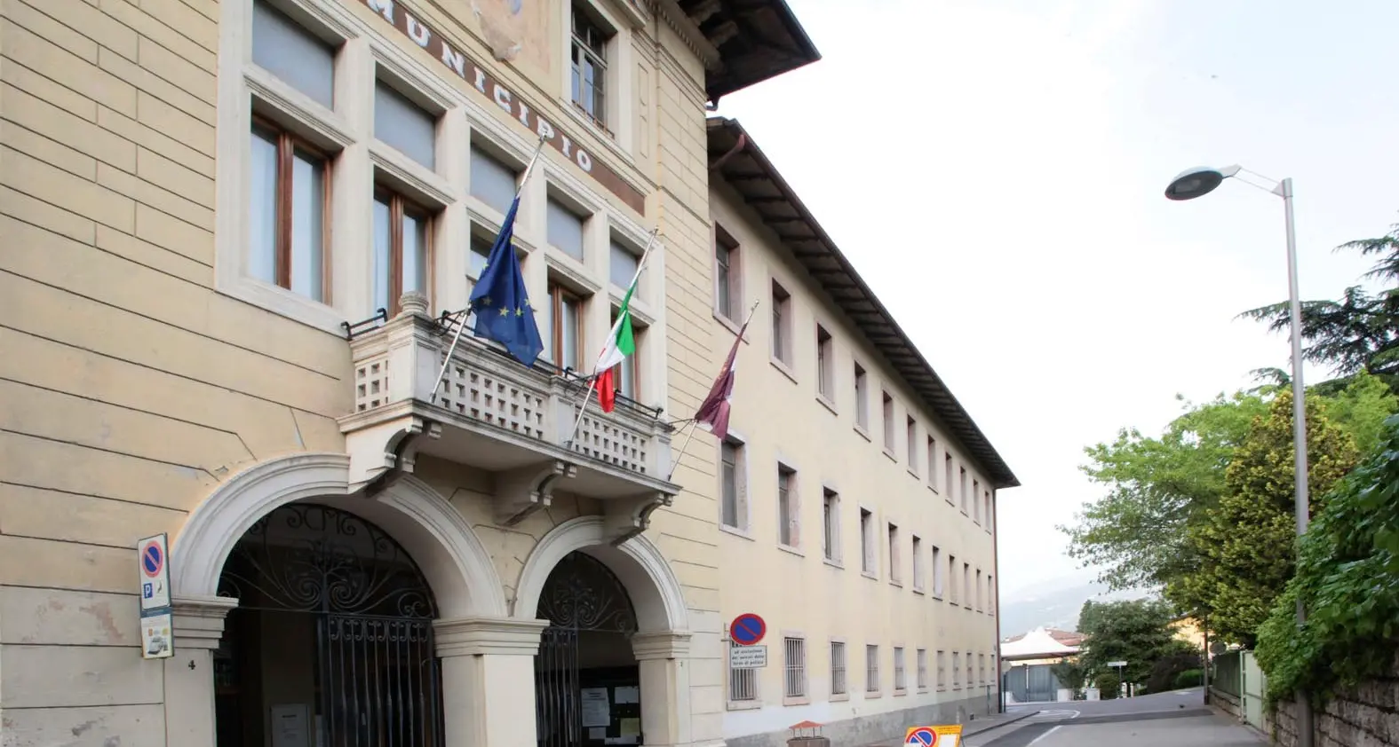 Tagli al personale in Comune A Mori lo sciopero degli auguri