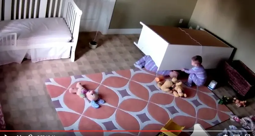 Bimbo travolto dal mobile Salvato dal fratellino - VIDEO