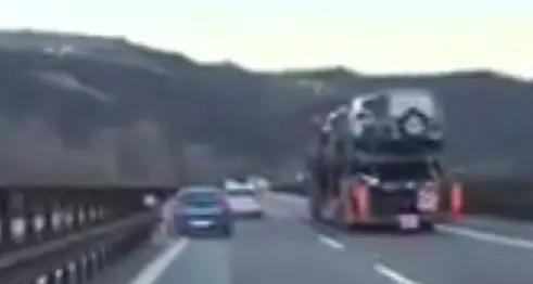 Folle sorpasso in A22 - Video A zig zag tra automobili e Tir