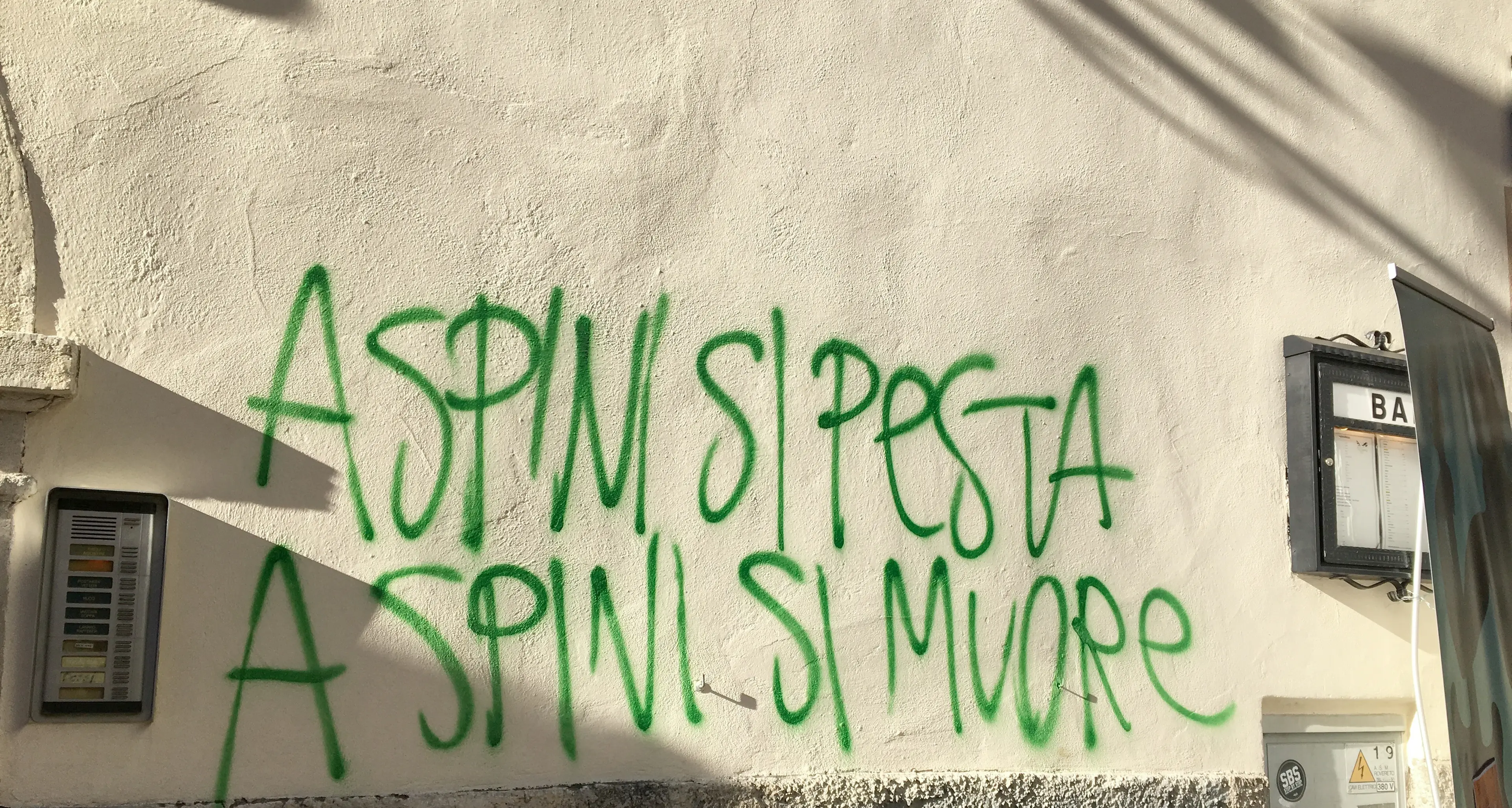 Ancora scritte sui muri Insulti alla magistratura