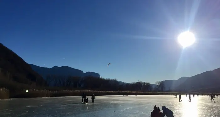 Temperatura a meno 15 Caldaro, si pattina sul lago