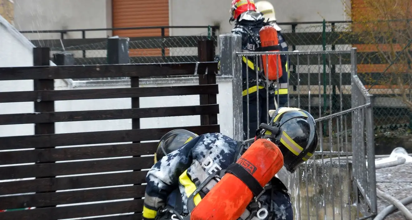 Fiamme in un'abitazione di Panchià: coppia minacciata dall'incendio