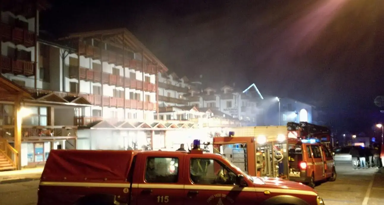 Un incendio a Folgarida Tetto in fumo a Fraveggio Le immagini