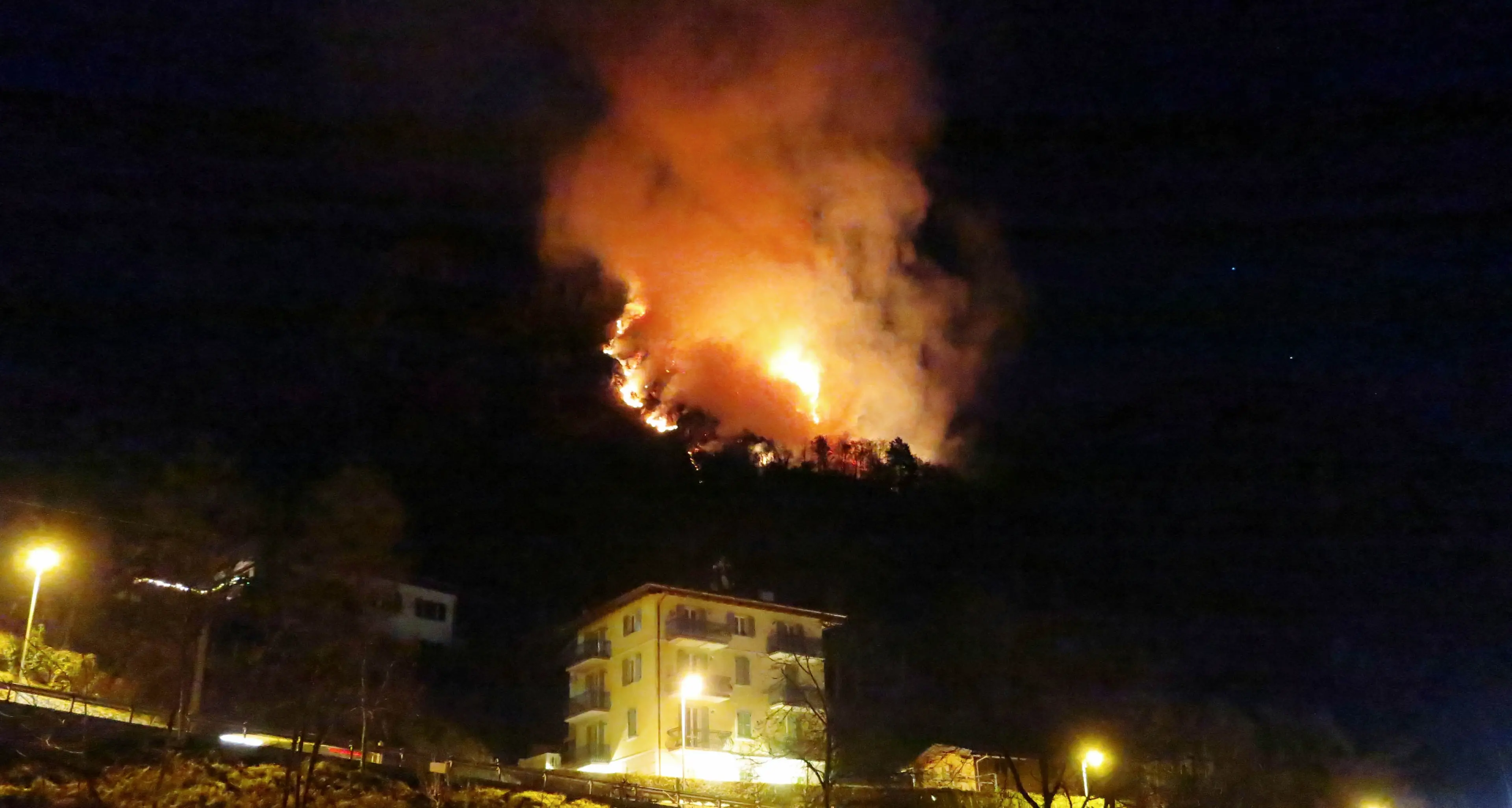 Incendio sopra Barcesino Fiamme per un chilometro