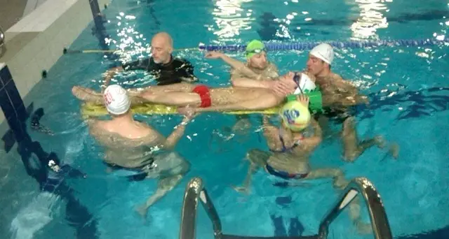 Levico, all'alba tutti in piscina a nuotare