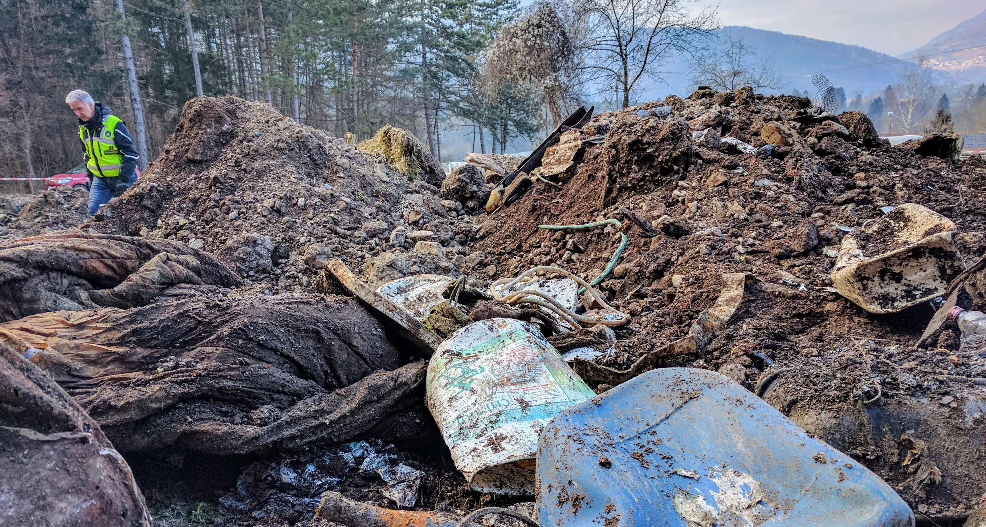 Taniche di erbicida e rifiuti di tutti i tipi Due depositi abusivi scoperti a Caldonazzo