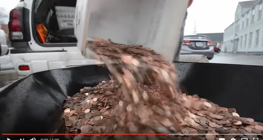 Paga con 700 kg di monete E l’ufficio tasse va in tilt Il video