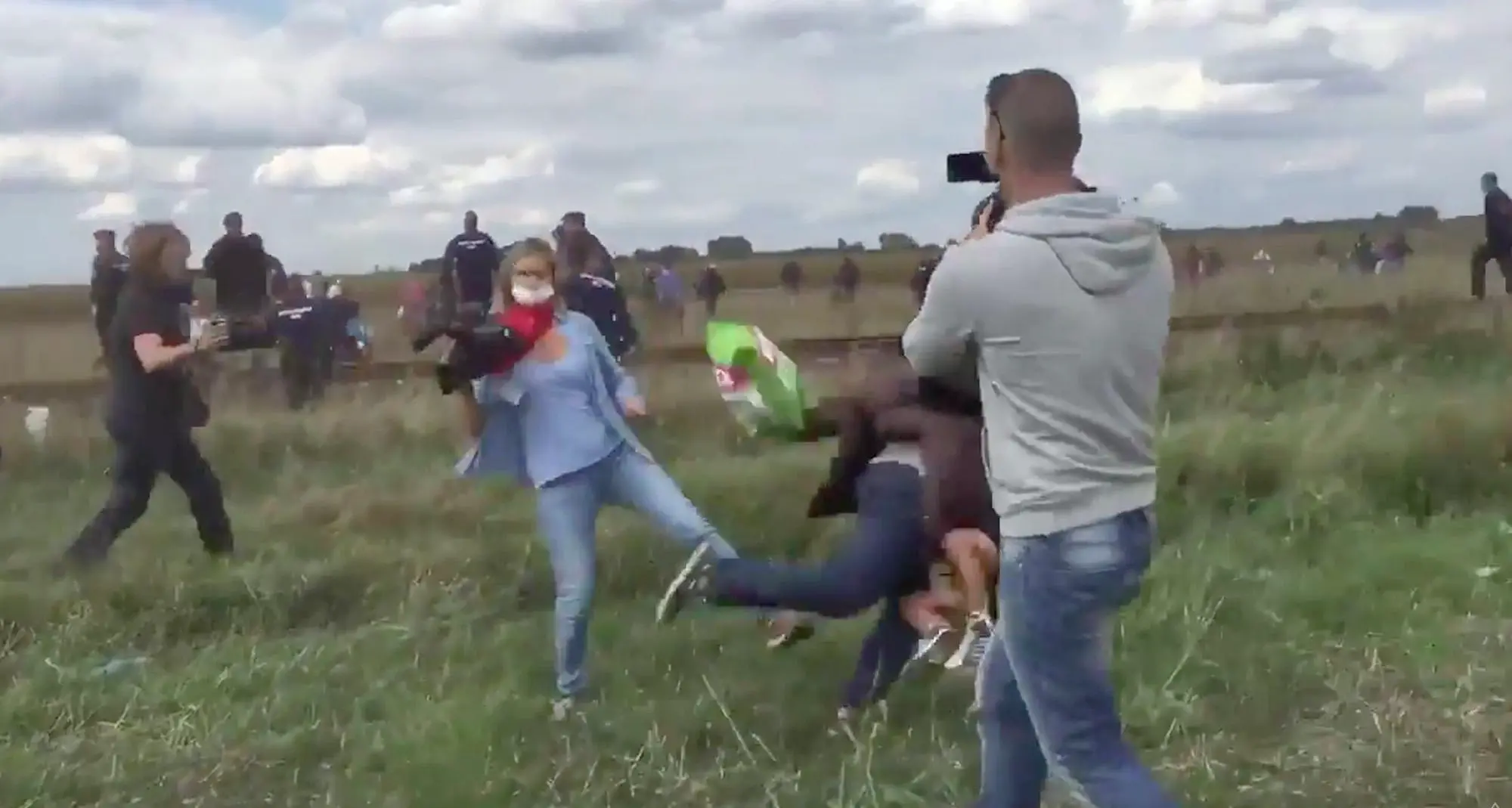 Sgambettò i migranti Reporter condannata