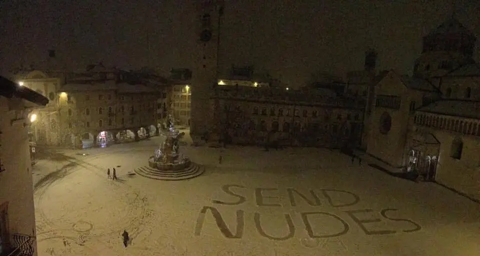 Piazza Duomo innevata diventa un «meme» virale