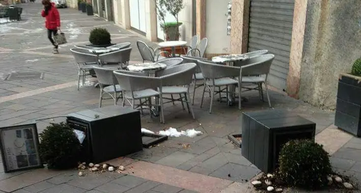 Raid vandalico nella notte Fioriere rovesciate in centro