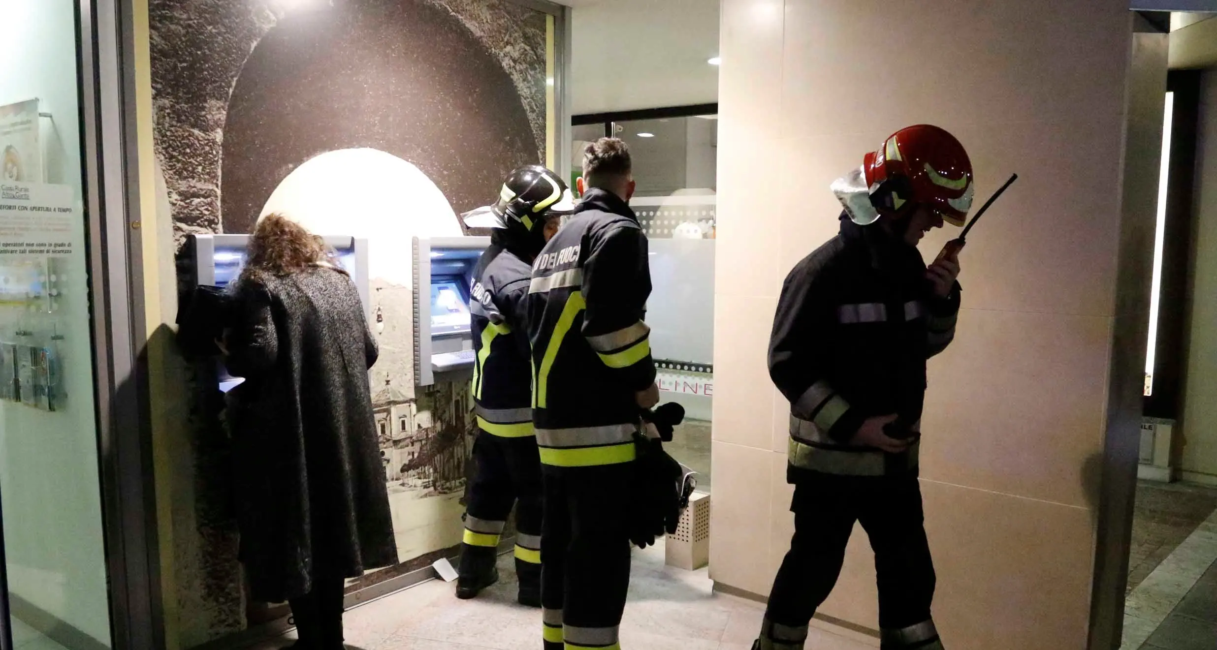 Sigaretta nel cestino Rischio incendio al bancomat