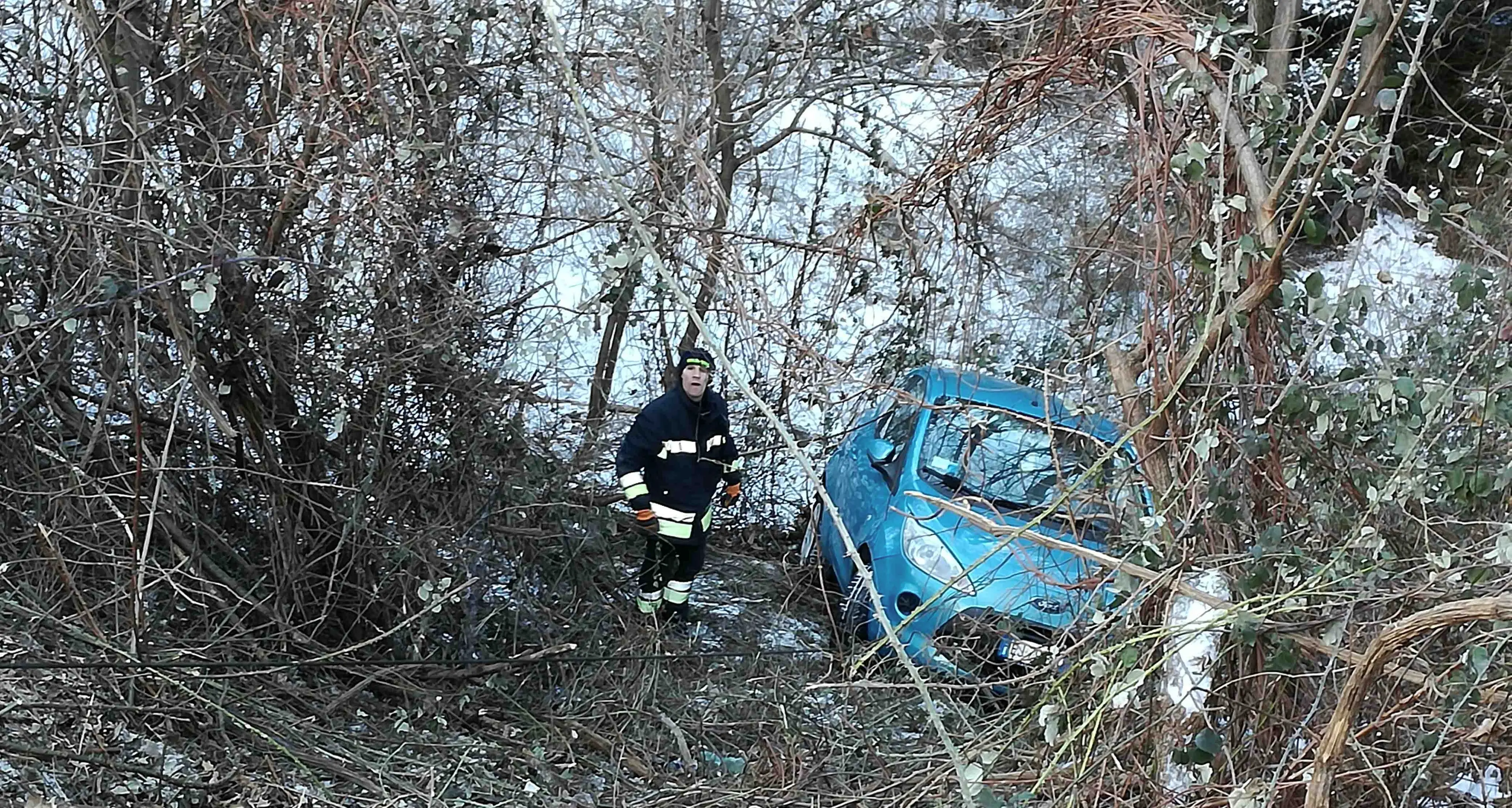 L'auto sbanda sul ghiaccio Nella scarpata per 20 metri