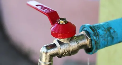 Acqua sempre più cara per le famiglie Tariffe di Trento: i rifiuti costano meno